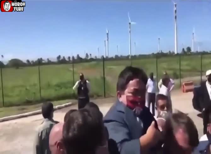 Video :Jair Bolsonaro lifts a midget on his shoulders after mistaking him for a youngster